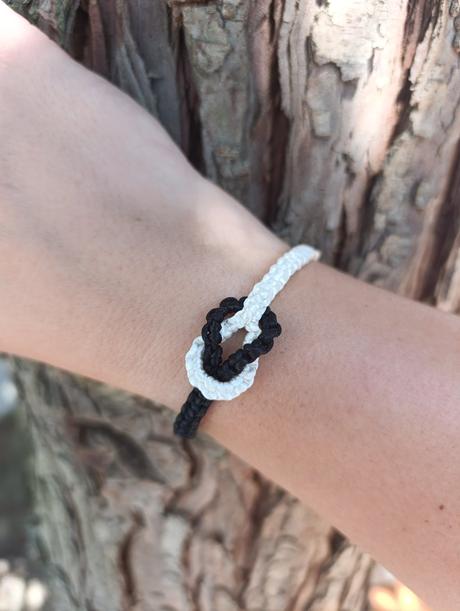 Macrame náramok infinity,