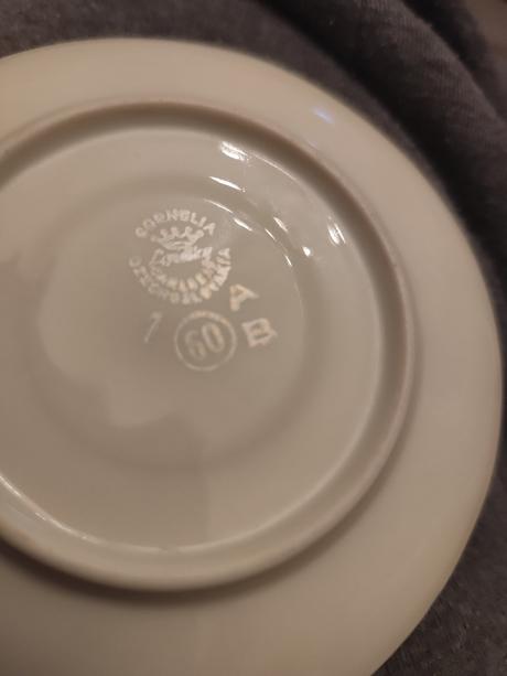 Podšálka cornelia loučky, 