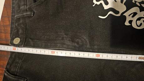 Rifle s vysokým pásom a bielou potlacou, m