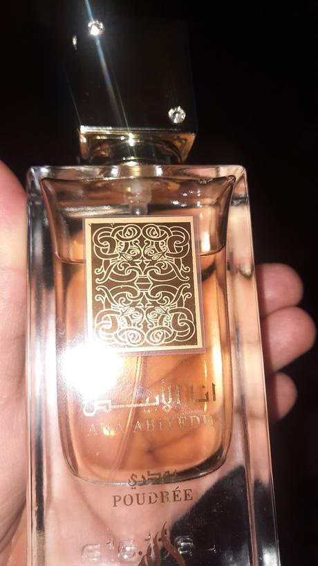 Ana abiyedh poudrée,