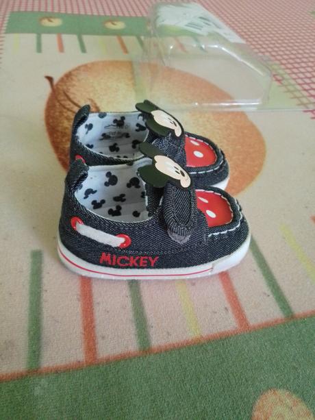 Predám chlapčenské capacky 6-9mes minny mous, disney,18