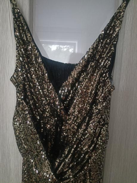 Zlaté flitrované šaty,