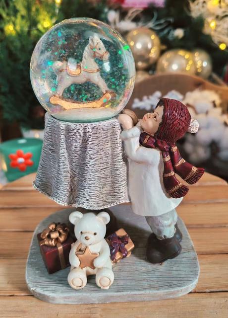 Krásna vianočná dekorácia chlapec so snezitkom,