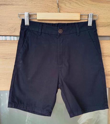 Biela košeľa a kraťasy, 140