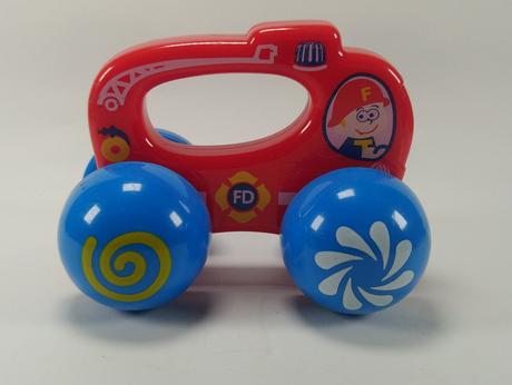 Plastová hrkálka hasičské auto, červená, 13 cm,