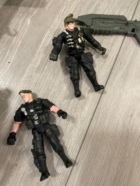 Vojenský vrtuľník s 2 vojakmi,