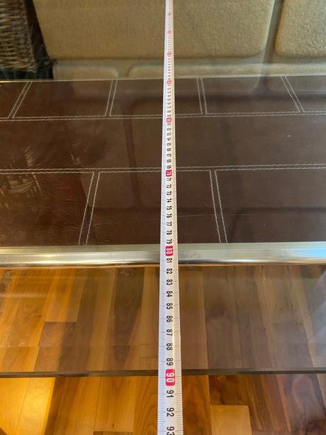 Sklenený kožený stôl, 