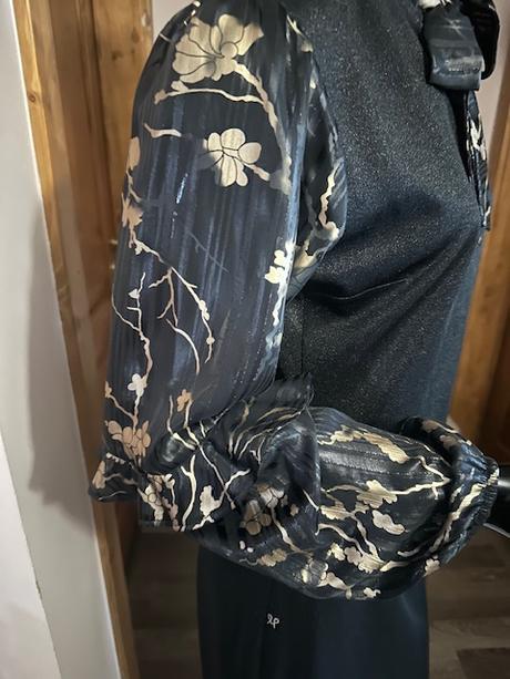 Nádherné čiernozlaté šaty zn. magenta, m / s