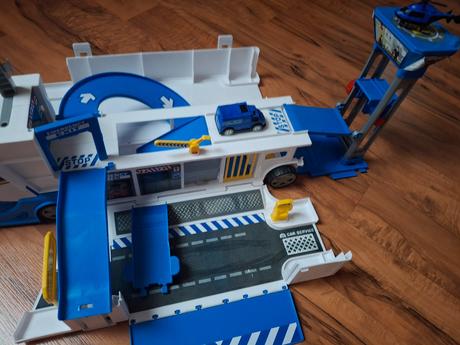 Policajné auto - garáž, 