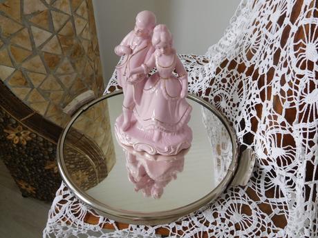Dáma s pánom ružový porcelán soška, 