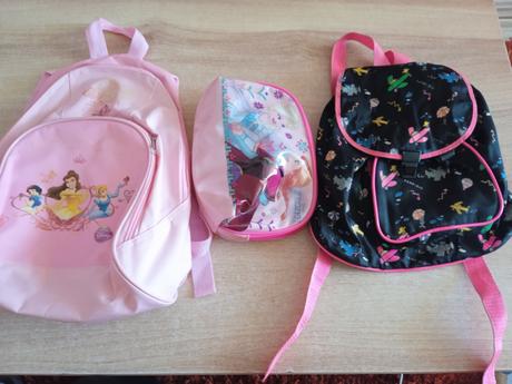 Predám 2 dievčenské ruksaky+ kozmetička taška, disney