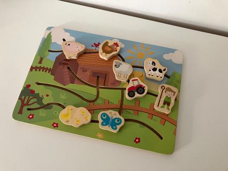 Drevená labyrintová hračka s pohyblivými figúrkami, 