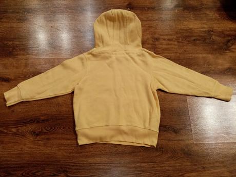 Pár krát oblečená mikina, lupilu,110