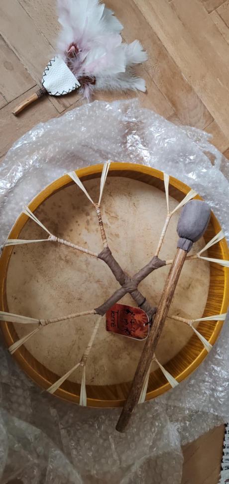 Šamanský bubon už len koža koza,