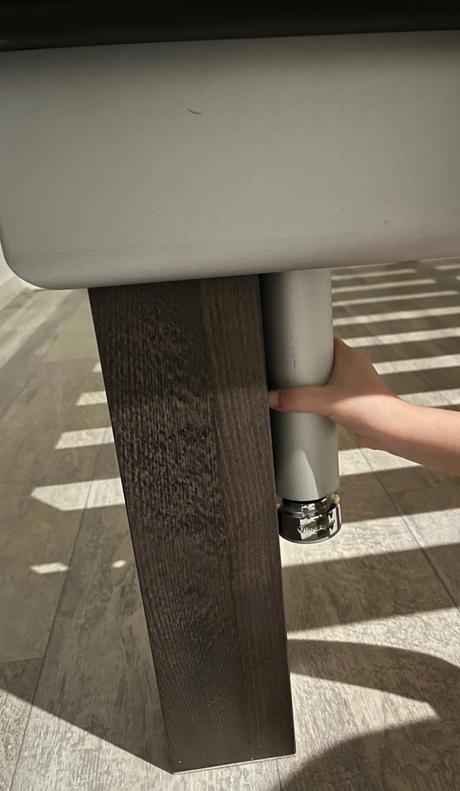 Manželska masivna posteľ,