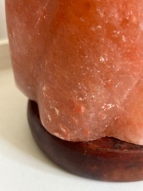 Soľná lampa 3100 g podstavec z akáciového dreva, 