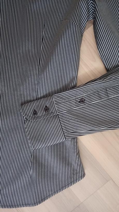 Pásikavá košeľa, gate,s