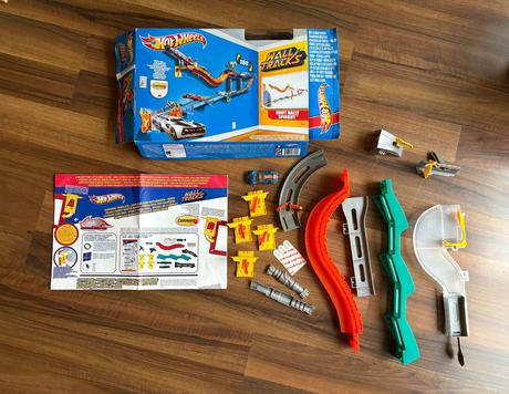 Hot wheels dráha na stenu s autíčkom,