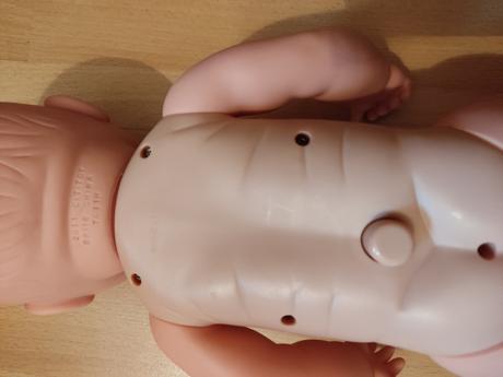 Bábika, ktorá pije a ciká, 