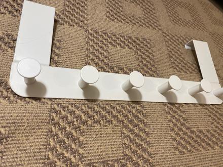 Krásny biely vešiak na dvere,