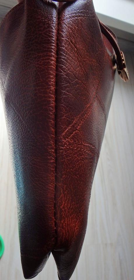 Úzka hnedá taštička,