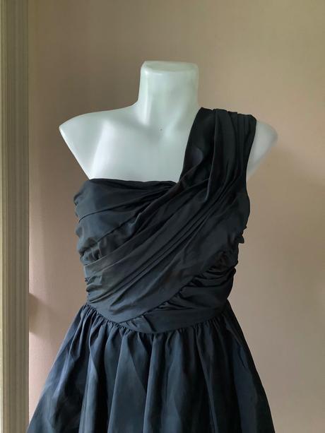 Krasne saty redgering, s