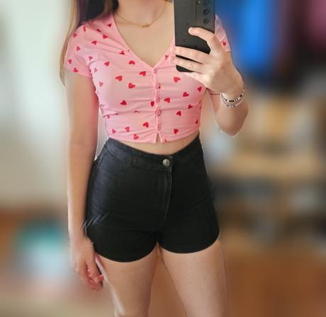 Crop top so srdiečkami, s