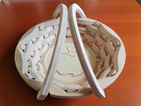 Drevený košík s motívom jablka s rúčkami,