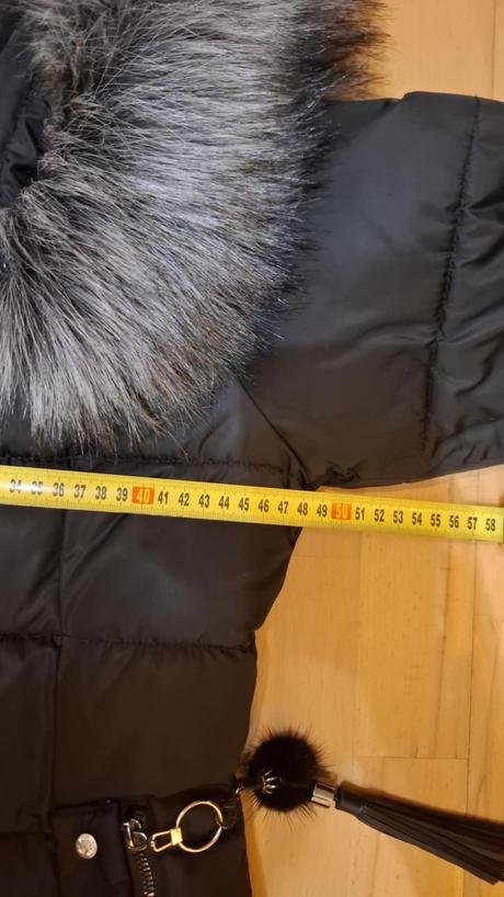 Cierna zimna bunda s mohutnou kozusinou, s