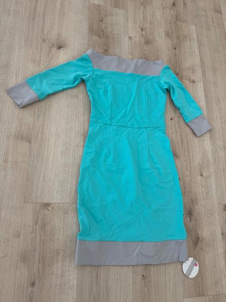 Nove, nenosene saty magenta -este s visačkou, s