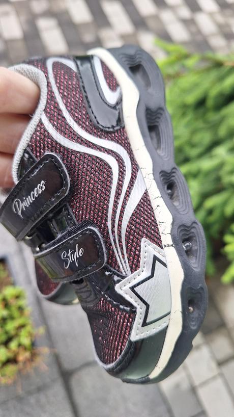 Tenisky blikajúce, 25