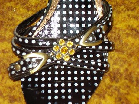 Čierne sandalky  s bielymi bodkami, 36