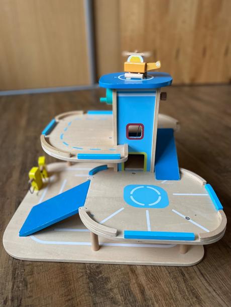 Drevenný parkovací dom tchibo, 