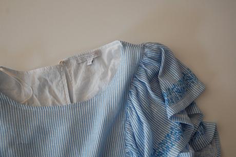 Pôvabné svetlomodré šaty 2heart s volánmi, l