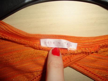 Oranžové tričko s holým chrbtom, s