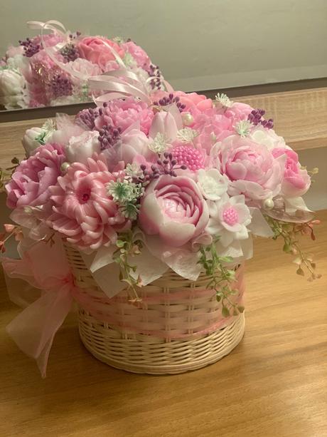 Veľká mydlova kytica v pletenom priborniku, 