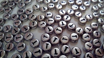 Korálky písmenka strieborné t,