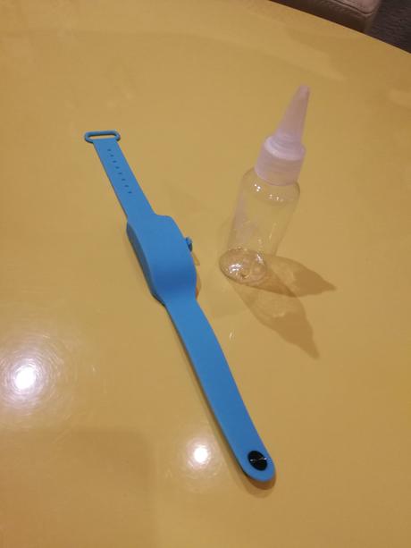 Silikónový náramok na antibakterialny gel,