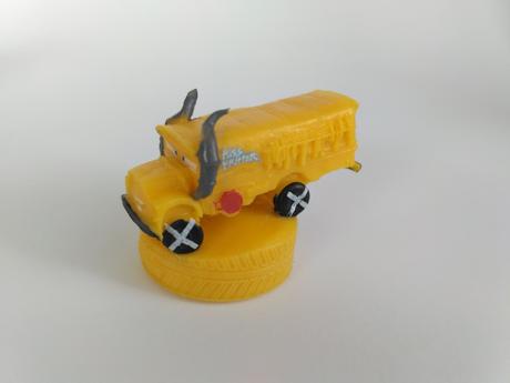 Mix vecí z kinder vajec štetce, ceruzky, gumy,