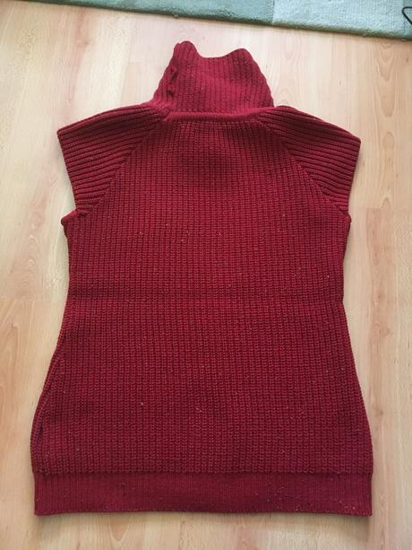 Červená roláková vesta, 36