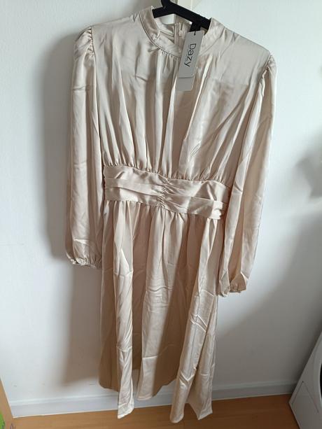 Nove satenove spolocenske saty, s