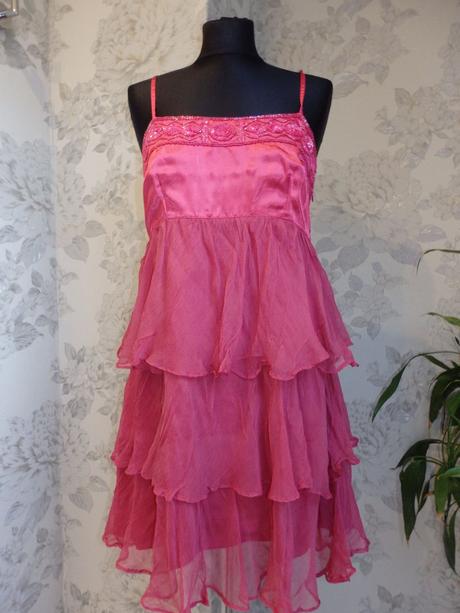 Velmi pekne volanikove saty, 38