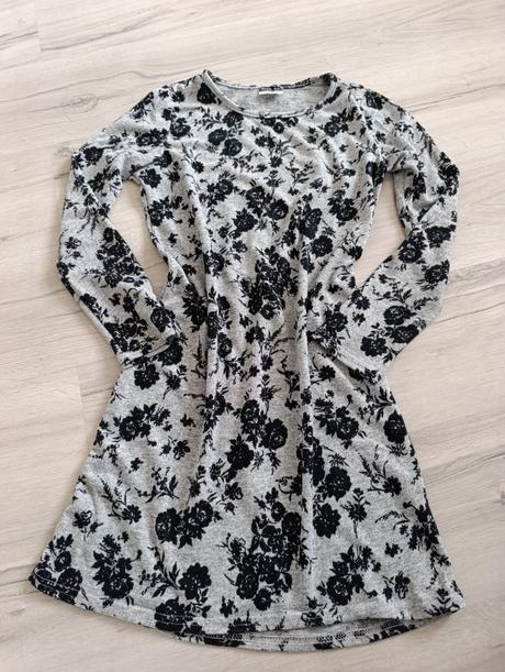 Svetrikové kvietkované šaty, s