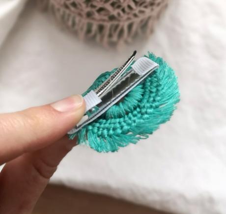 Macrame sponka s drevenou korálkou tyrkysová,