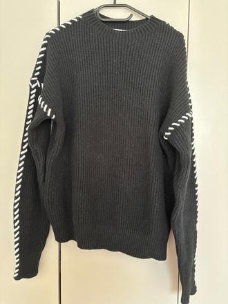 Čierny pletený sveter s bielym prešívaním, gate,m