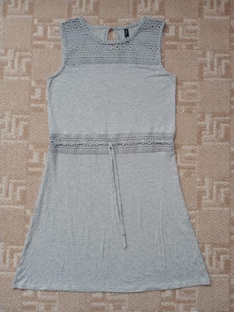 Šaty s krajkou sivé, m