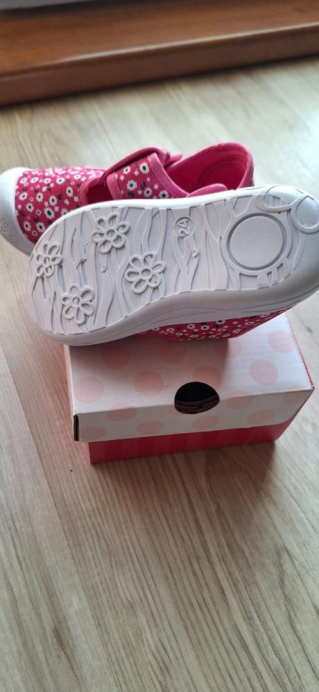 Dievčenské plátenky, 24