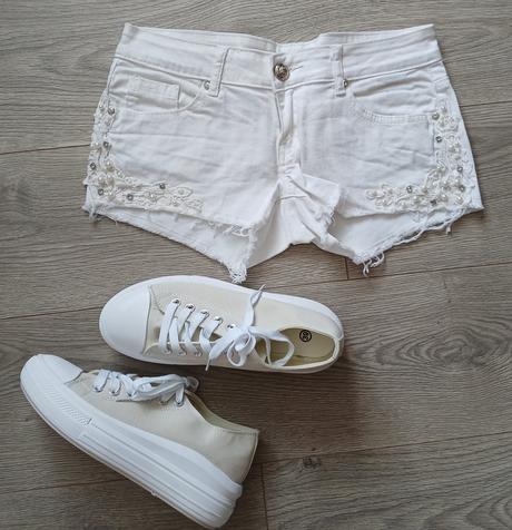 Biele sortky s perlickami, dromedar,l