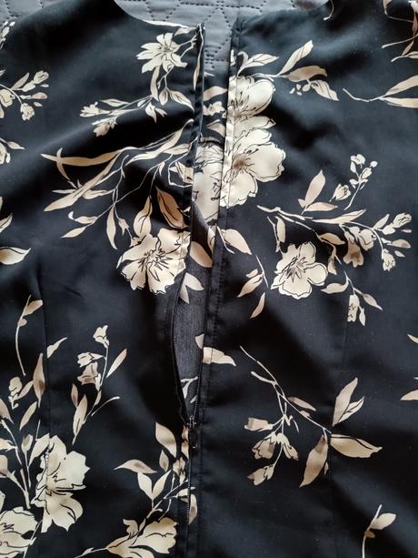 Čierne šaty s kvetmi, l