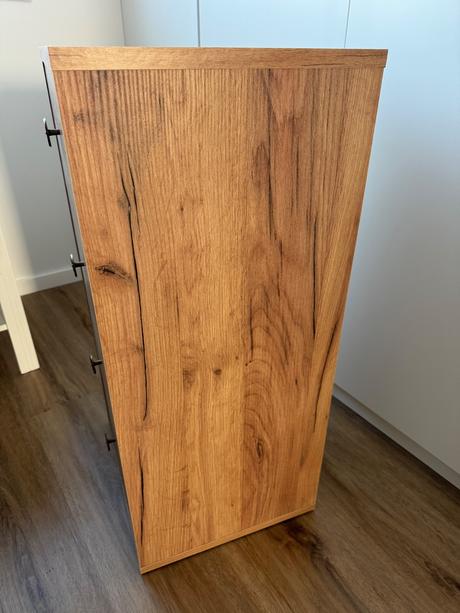 Komoda livarno so 4 zasuvkami orig. zabalena, 